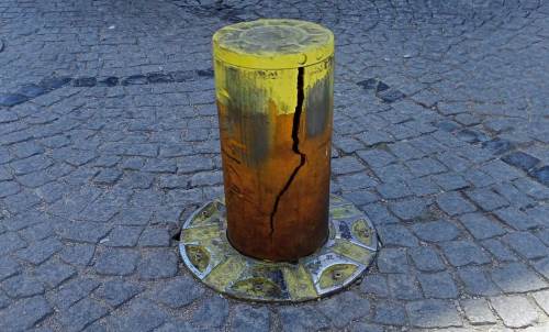 Hamamyolu Caddesi’nde kırık duba tehlike saçıyor