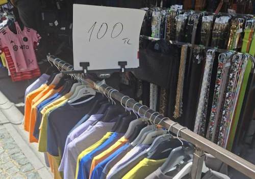 Hamamyolu'nda 100 liraya tişört satışı ilgi görüyor