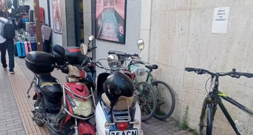 Hamamyolu’nda cami önünde kaldırım işgali