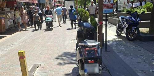 Hamamyolu'nda motosikletler yaya yolunu işgal etti