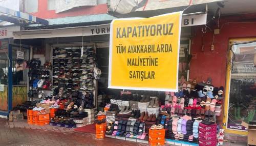 Hamamyolu'ndaki indirim afişi ilgi gördü