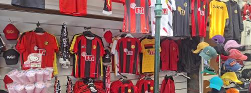 Hamamyolu siyah-kırmızıya büründü! Eskişehirspor tişörtleri satışta