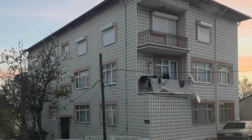 Hamile olduğunu ailesinden gizledi: Bebeğini banyoda doğurup oraya attı...