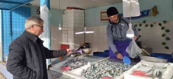 Hamsi Bollaştı, Fiyatı Yarı Yarıya Düştü
