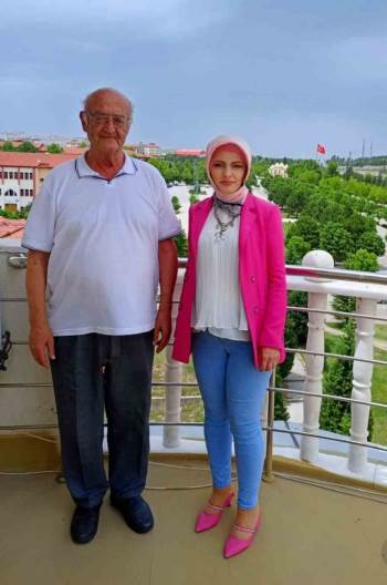 Hamza Üstünkaya’Nın Öğrencisi Özlem Camköz Üniversiteyi Birincilikle Bitirdi
