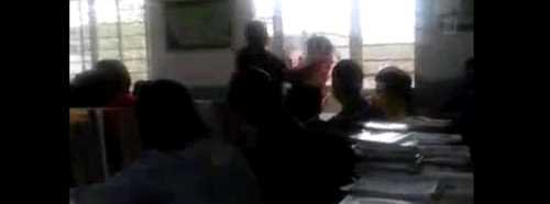 HANGİ ÇAĞDA YAŞIYOR BU ÖĞRETMEN?