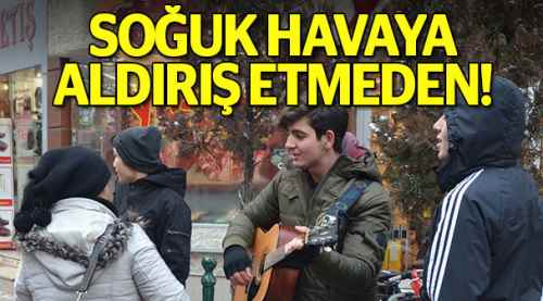 Harçlık için soğukta müzik yapıyorlar
