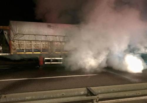 Hareket halindeki tırın lastikleri alev aldı