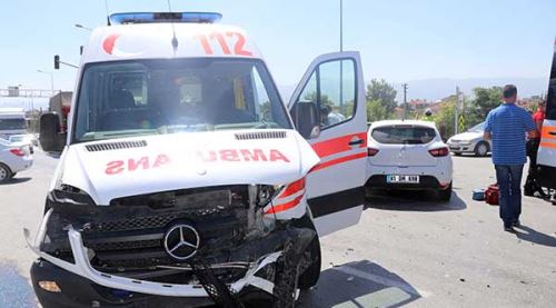 Hasta taşıyan ambulans kaza yaptı: 1 yaralı