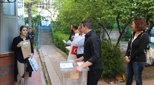 Hasta ve yaşlılara sandık götürülüyor