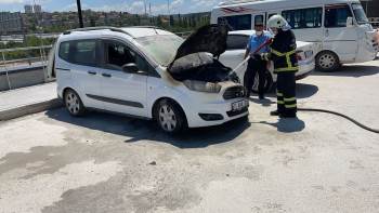 Hastane Bahçesinde Park Halindeyken Alev Alan Araç Paniğe Neden Oldu
