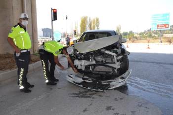 Hastane Kavşağında Trafik Kazası, 2 Kişi Yaralandı
