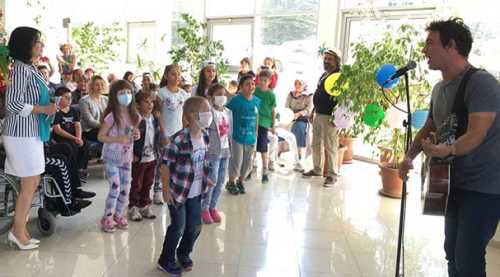 Hastanede tedavi gören çocuklara moral etkinliği