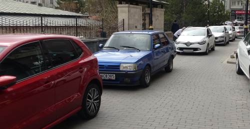 Hatalı park edip trafiği tıkadı, tepki görünce belediyeyi suçladı