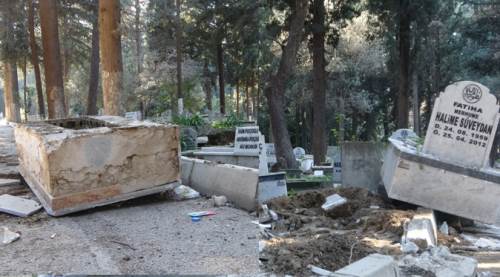 Hatay'da deprem sonrası mezarlar yola uçtu!