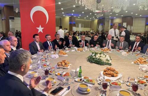 Hatipoğlu, esnafla iftarda buluşup birlik mesajı verdi