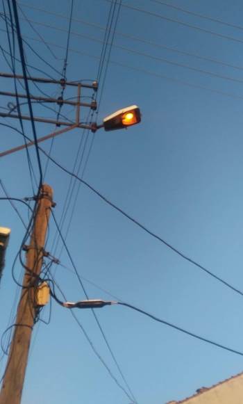 Hava Kararmadan Yanan Sokak Lambaları Tepki Çekiyor
