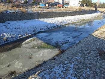 Hava Sıcaklığı Düşünce Şuhut’Ta Gali Çayı Dondu
