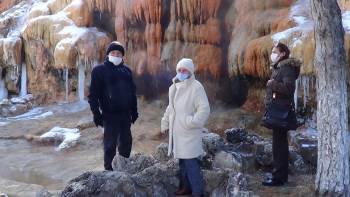 Hava Sıcaklığı Eksi 12’Ye Düştü, Yapay Sıcak Su Şelalesi Dondu
