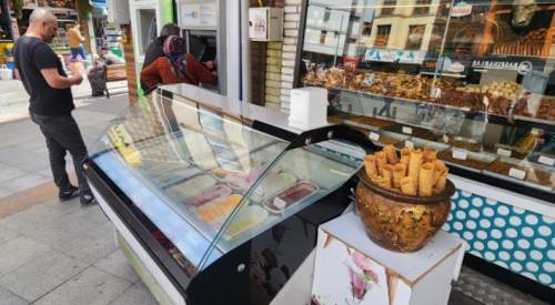 Havalar ısındı, dondurma tezgahları sokağa taşındı