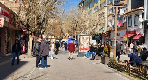 Havaların ısındığını gören Eskişehirliler, çarşıya akın etti