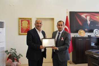 Hayırsever İş Adamına Plaket
