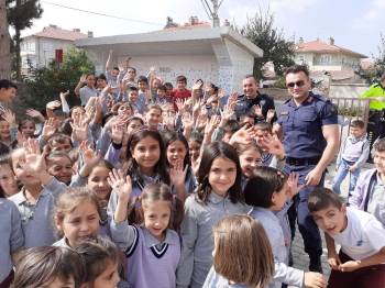 Hayırsever Muhtar’Dan Öğrencilere Kütüphane Sürprizi
