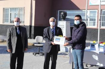 Hayırseverden 25 Öğrenciye Tablet Bilgisayar Desteği
