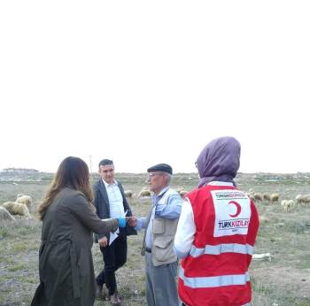 Hayvan Otlatan Vatandaşın Maaşı Ayağına Kadar Getirildi
