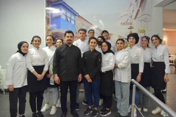 Hazırladıkları İftar Sofrasıyla Davetlilerden Tam Not Aldılar
