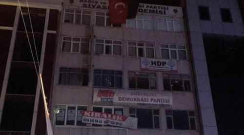 HDP binasını koruyan polis şehit düştü