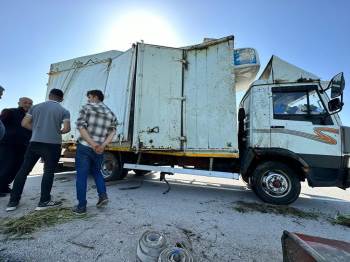Helva Yüklü Kamyonetin Devrildiği Kazada Ölen Ya Da Olmadı
