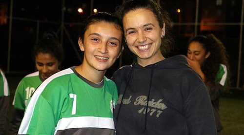 Hem futbolu hem arkadaşlığı öğreniyorlar