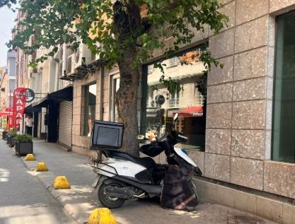 Hem kaldırıma, hem de dikine...