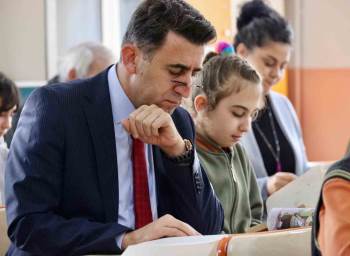 Hem Okulda, Hem Pazarda, Hem Sokakta Halkla İç İçe
