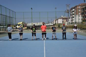 Hem Tenis Öğreniyorlar Hem Eğleniyorlar
