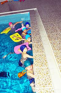 Hem yüzüyorlar hem eğleniyorlar