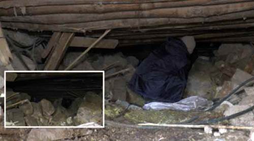 Her gün enkazın altında kalan ineğini besliyor