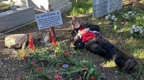 Her gün gidip yaptırdığı mezarında yatıyor!