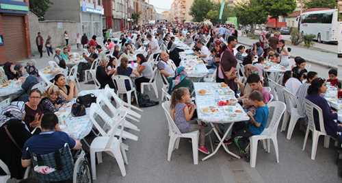 HER HAFTA BİN KİŞİYE İFTAR
