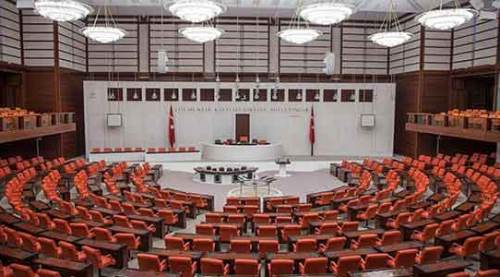 Her politikacı, siyasetçi değildir!