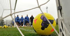 Herkes topun arkasında