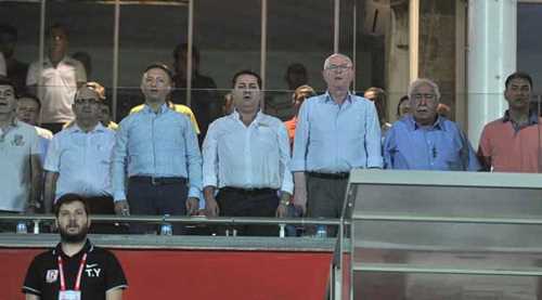 Heyecanla takip ettiler