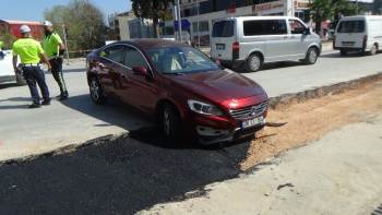 Hiç Bir Önlem Alınmadan Yapılan Çalışmada, Çukura Araba Düştü
