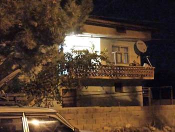 Hırsızlık İçin Geldiler, Fark Edilince Kaçtılar
