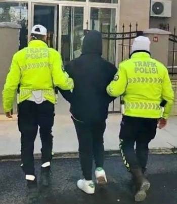 Hırsızlık Suçundan Aranıyordu Ehliyetsiz Araç Kullanırken Yakalandı
