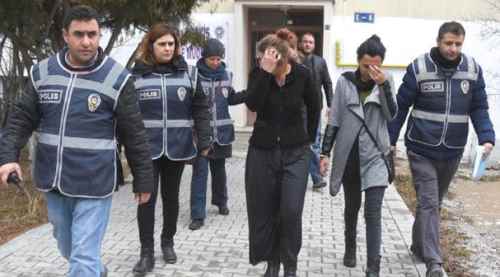 Hırsızlık şüphelisi kadınlar otobüste yakalandı