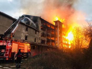 Hırsızlık Yaparken Fabrikayı Yakmışlar

