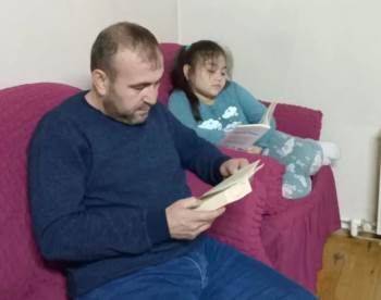 Hisarcık Atatürk İlkokulu Öğrencileri Aileleriyle Kitap Okuyor
