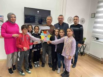 Hisarcık Atatürk İlkokulu Öğrencilerinin İha Muhabirine “Gazeteciler Günü” Sürprizi
